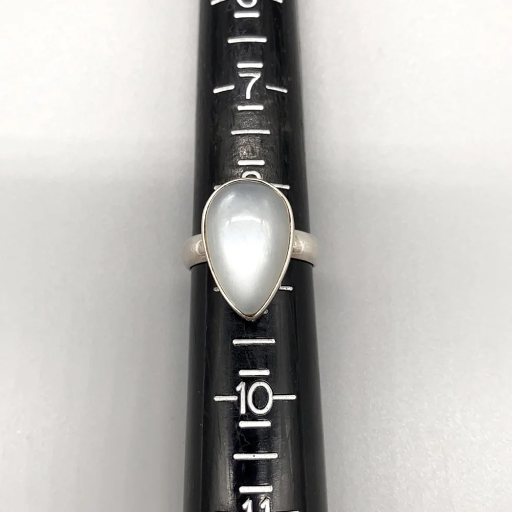 Gorgeous milky white shimmering moonstone ring in sterling silver size 8.5 - Picture 4 of 6